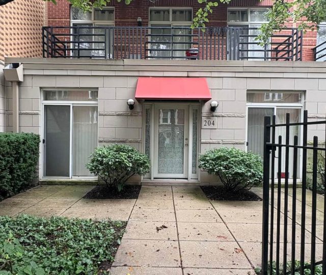 1033 E 46th St #204, Chicago, IL 60653